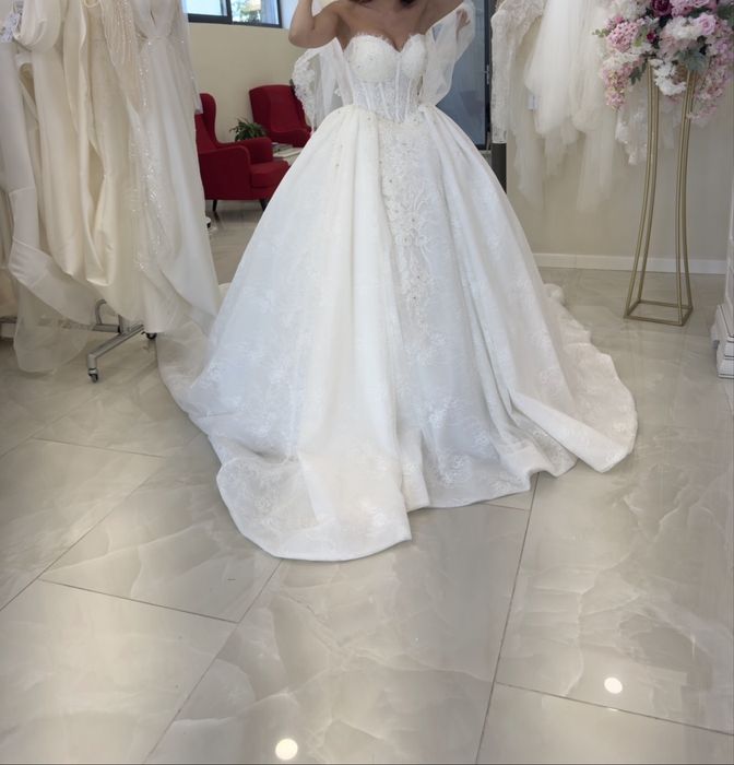 Rochie de mireasă spectaculoasă stil Prințesă / Ballgown (Trenă impresionantă + Voal inclus)