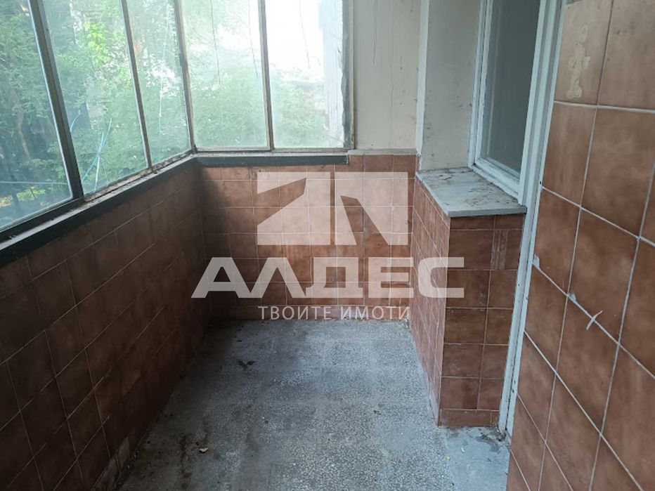 Продава се партерен тристаен ап. в Мед. Академия!