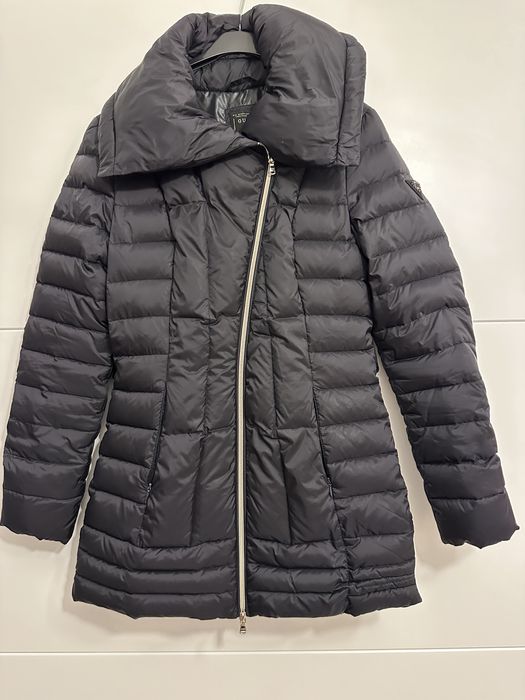 Geaca Guess cu puf de gasca