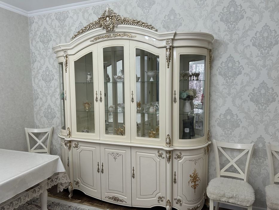 Белый шкаф для посуды