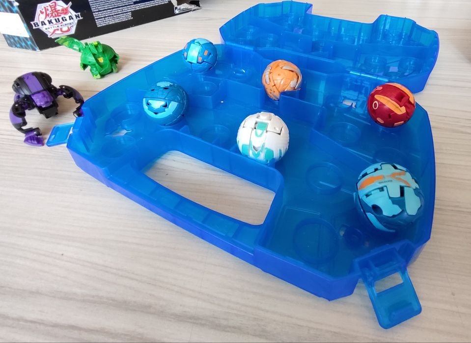 Bakugan топчета, арена и куфарче