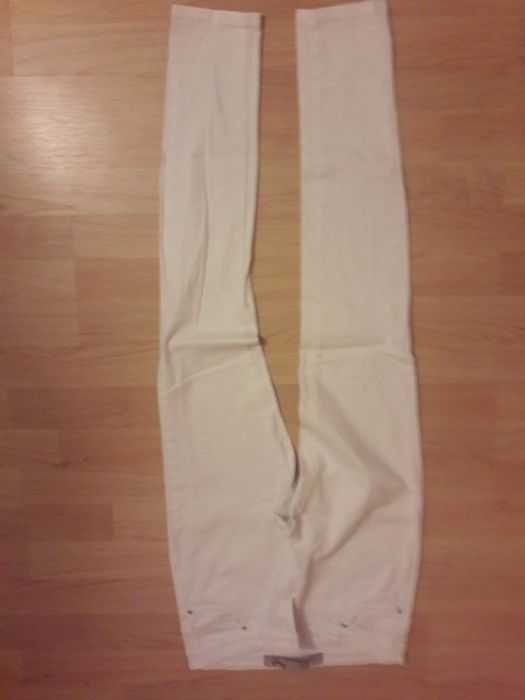 Blugi albi noi calitativi