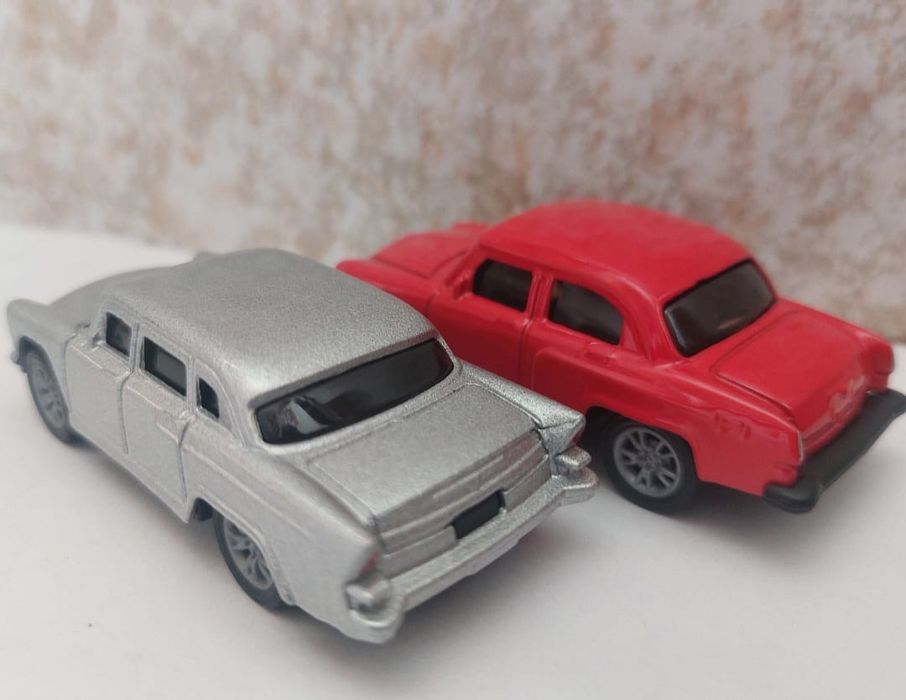 Модельки Чайка  и Газ 21 Волга