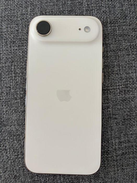 Iphone 17 Air 95% baterie, tinut in husa si folie
