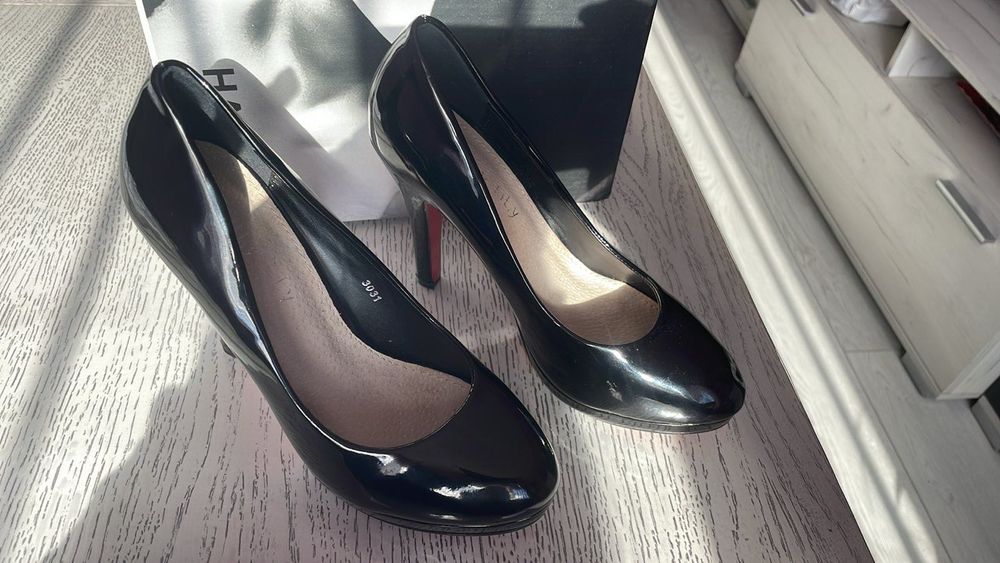 Продавам дамски обувки на ток в отлично състояние