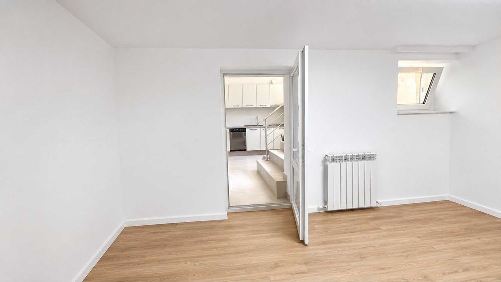 Casa la curte recent renovată și mobilată partial (bucătărie mobilată și utilată totul noua, baie complet amenajată totul modern și noua )