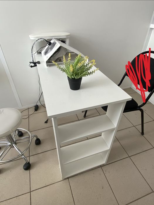 Столы маникюрные и комплект лаки пылесос по маникюру