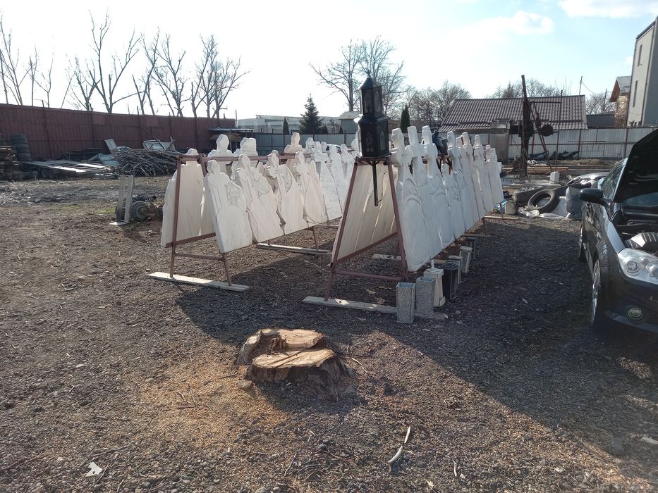 Cruci marmura cruci granit poza ceramica mozaic scris în cimitir gard