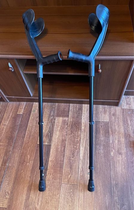 Коляска,туалет,костыли.