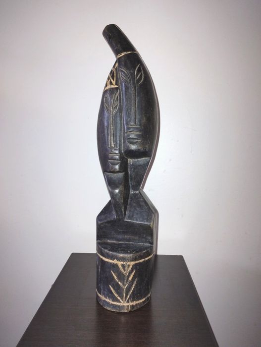 Красива статуетка от дърво.