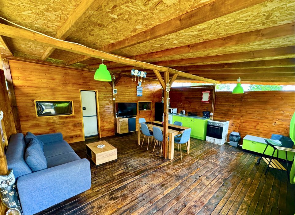 Каравана с веранда 60кв. + баня и тоалетна