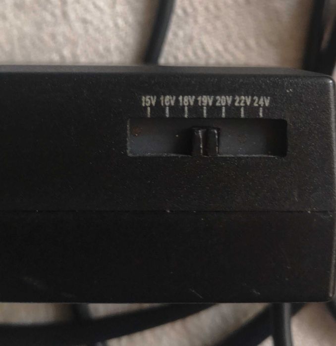 Incarcator universal pentru laptop, putere 70W, 7 trepte 15V...24V