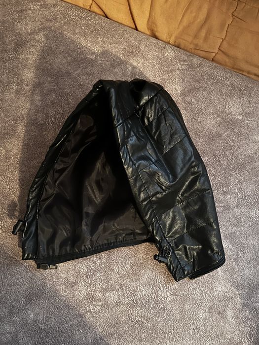 Продам кожанную куртку с капюшоном