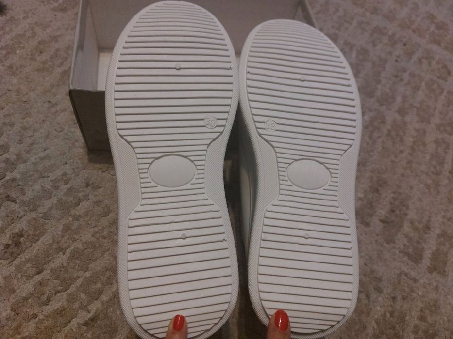 35 лв, нови маратонки с етикет, 38 номер,  стелка 24 см