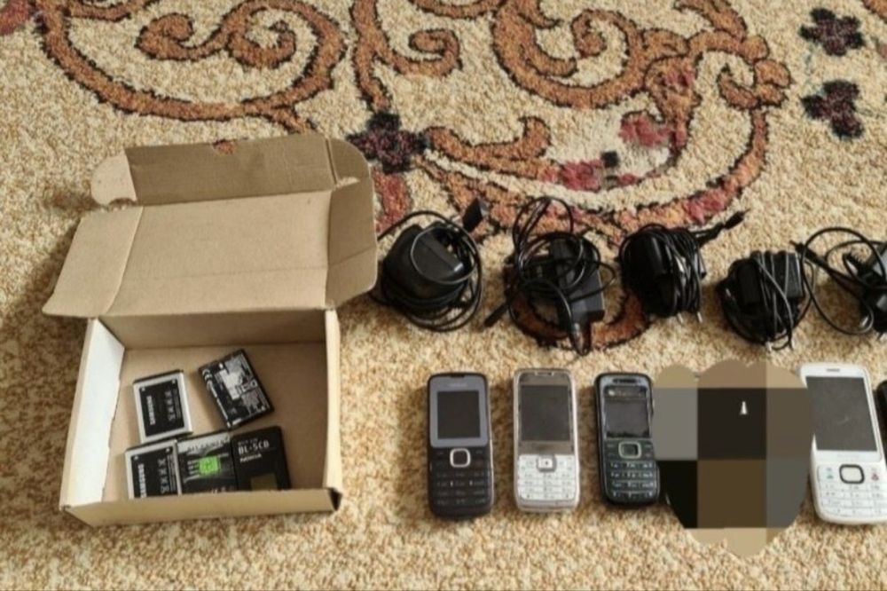 Lot telefoane pe butoane si aparat fotografiat