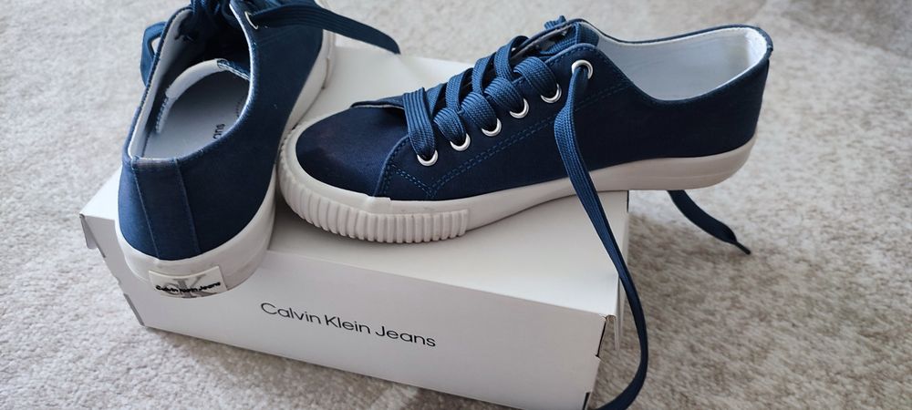 Se vând tenesi Calvin Klein