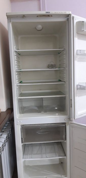 Холодильник с морозильной камерой