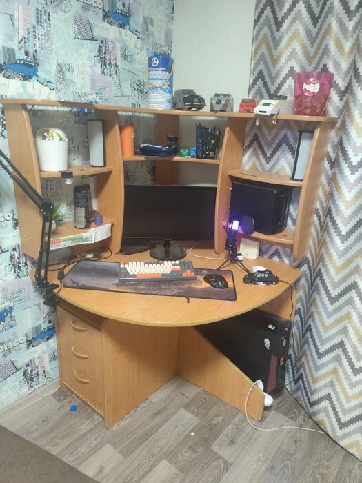 Продам компьютерный стол