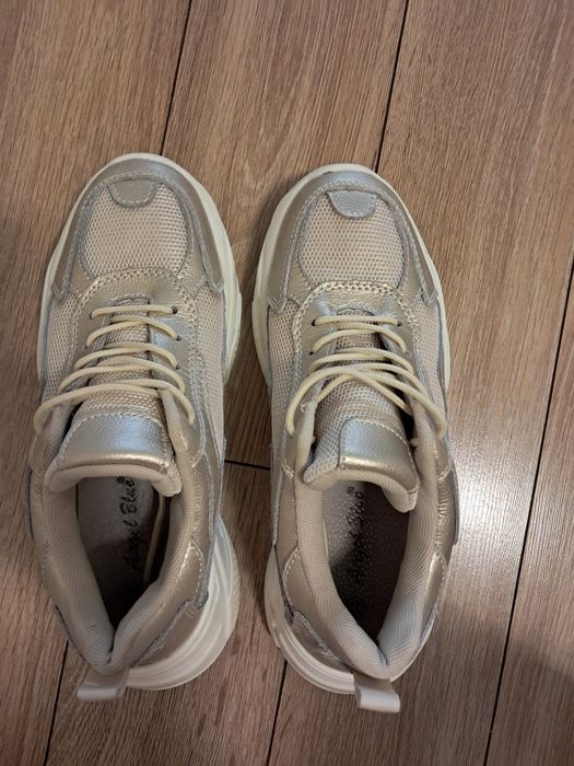 Дамски спортни обувки