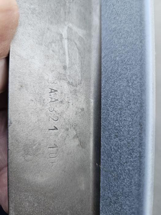 Десен калник пасат 7,на шприц,готов за боя.Оригинален VW
