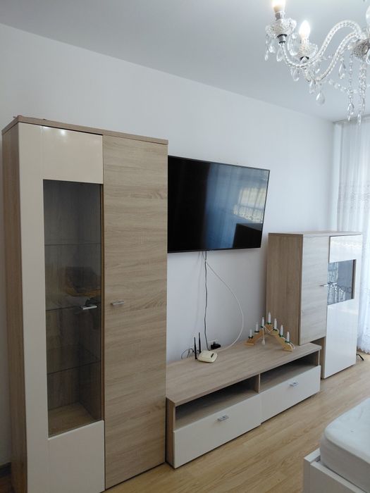 Mobilă set alb/crem (vitrină+comodă TV +vitrină)-set complet
