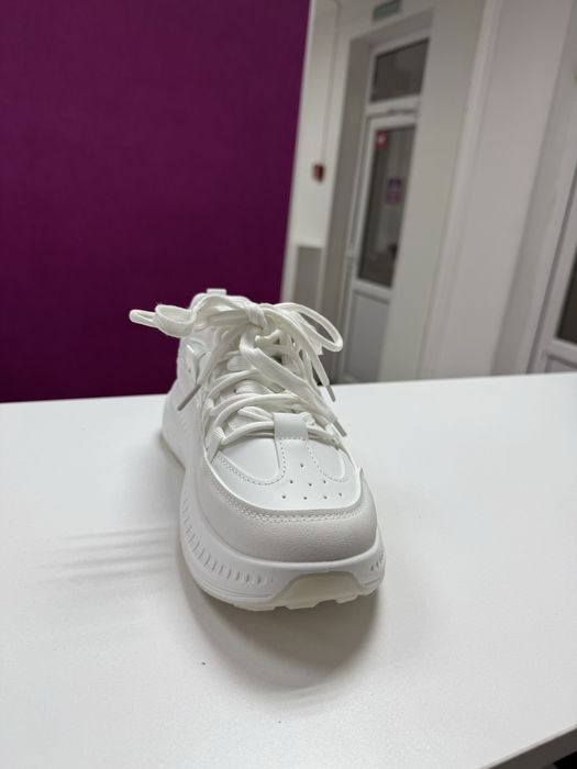 Кроссовки женские