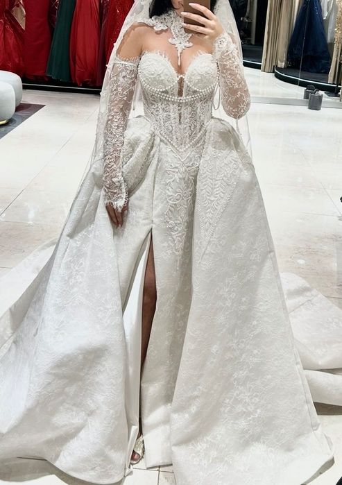 Булчинска рокля Casa Wedding – Истанбул. Продава се за 1250€. Комплект с було с перли, ръкавели и колие.