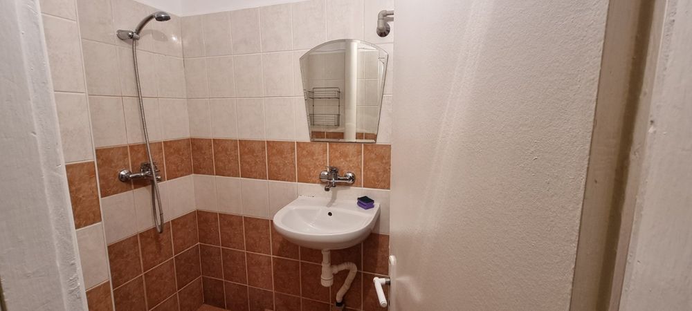 Давам под наем обзаведена гарсониера в центъра