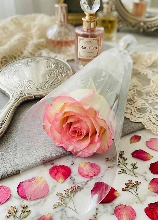 Три  свежие  розы