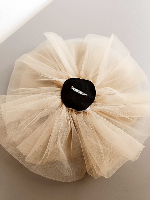 Accesoriu tip broșă