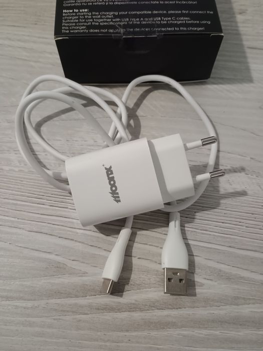 Încărcător universal nou pentru telefon