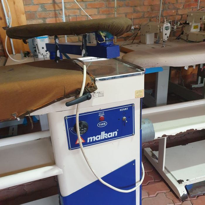 Boiler profesional pentru călcat și două mese de călcat, boilerul este