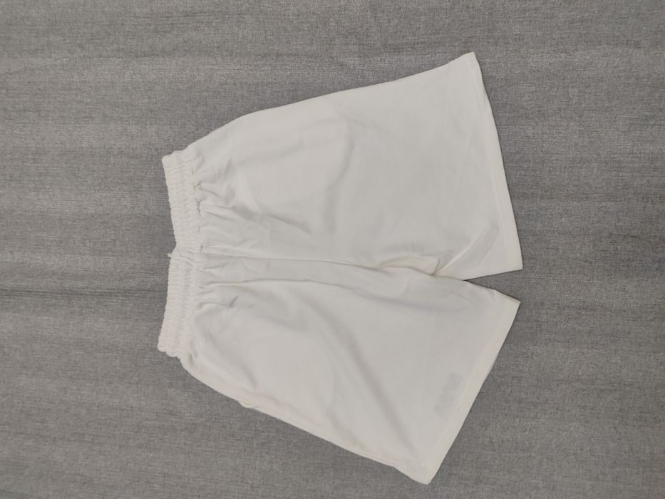 Продаються шорты белые