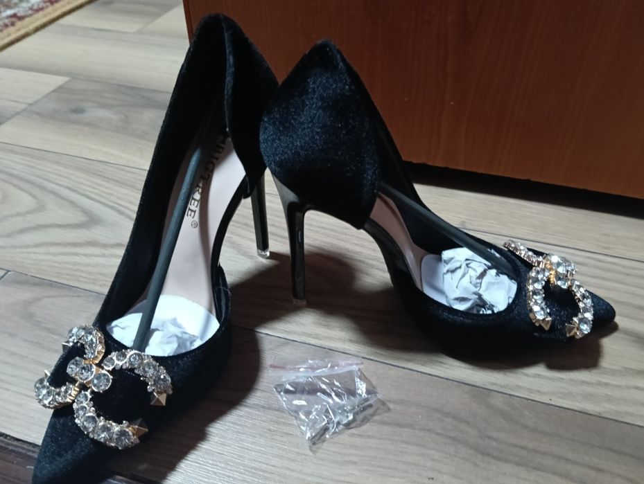 Pantofi cu toc din catifea