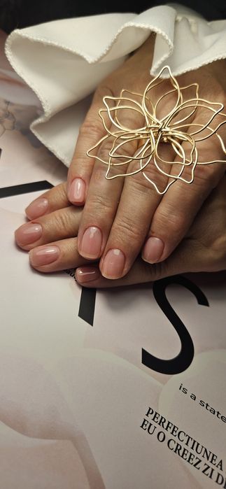 Manichiura construcție, întreținere cu gel sau semi