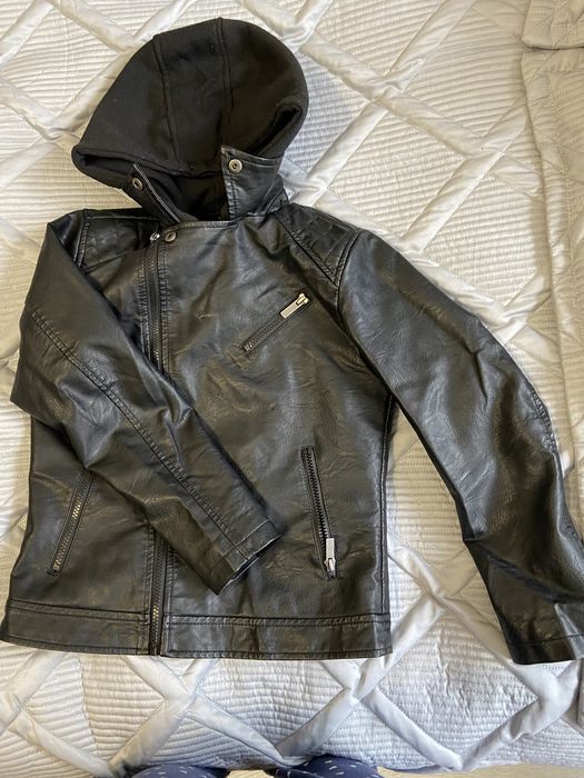 Продам кожаную куртку на 7-9 лет