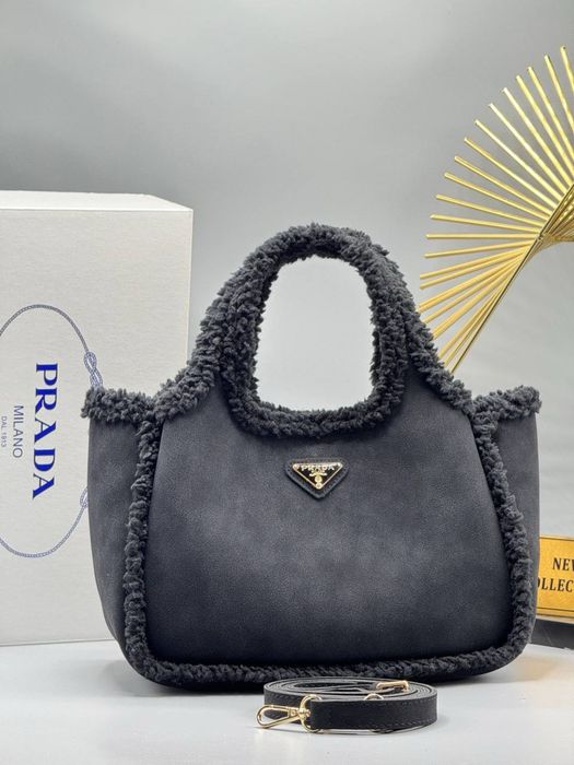 Geanta Prada noua !!! Dimensiuni 35/20 !!!