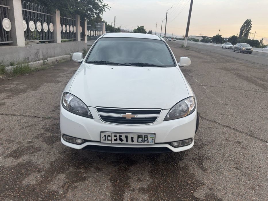 Продается Chevrolet Gentra в белом цвете. Автомобиль ухоженный.
