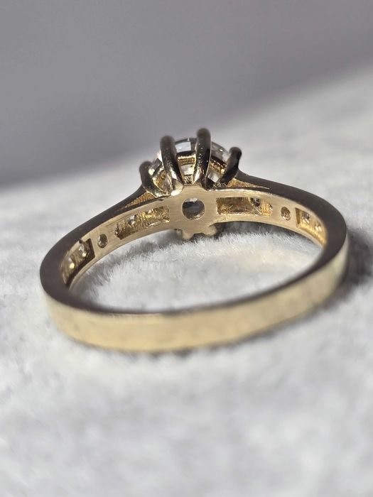 Inel Damă cu Piatră Mare și Pietricele din Aur 14K – Eleganță și Strălucire