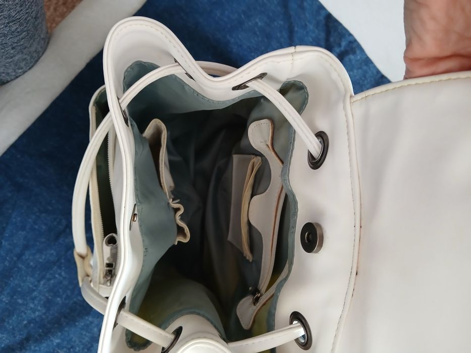 Бяла кожена раница