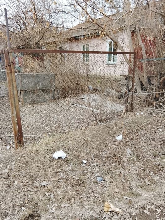 Готовый железный забор.