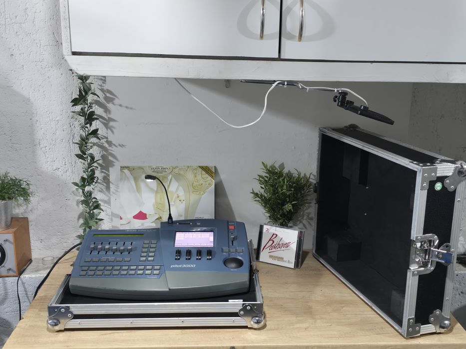 Consolă/mixer/controller lumini PILOT 3000,case transport,1024 DMX