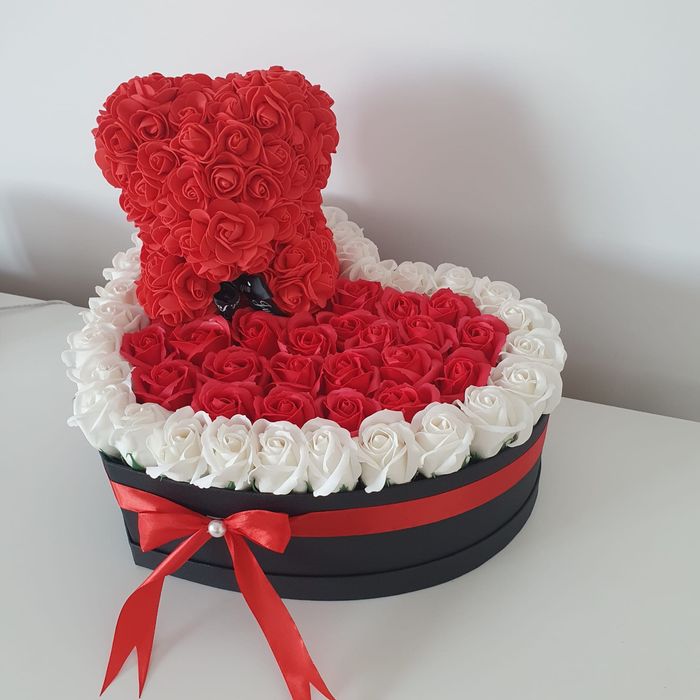 Trandafiri in cutie cu ursulet