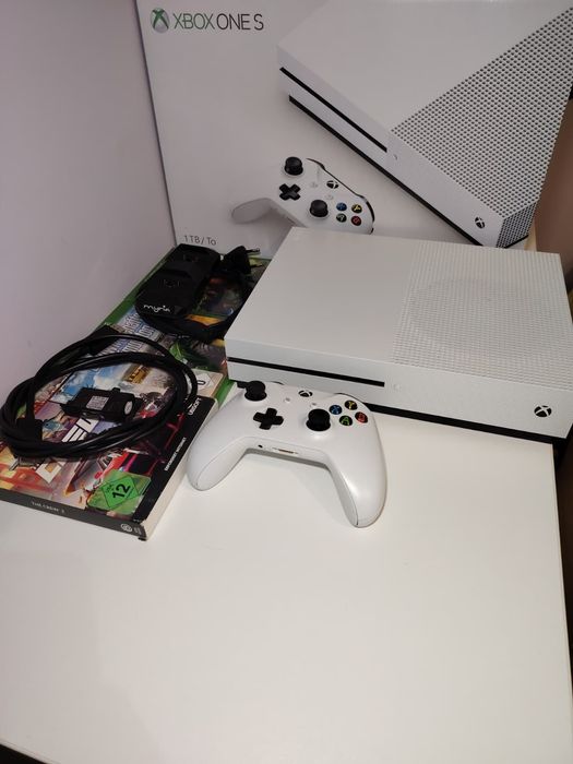 Xbox one s 1tb cu controller+3 jocuri