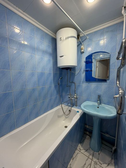 продам 2 х комн по Абая