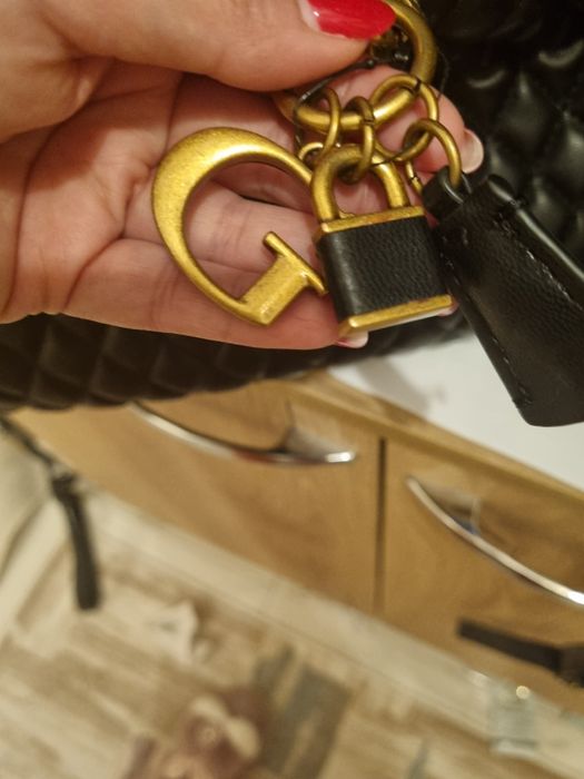 Оригинални чанти на Guess, Steve Madden, сникърси Pepe Jeans и Lasocki