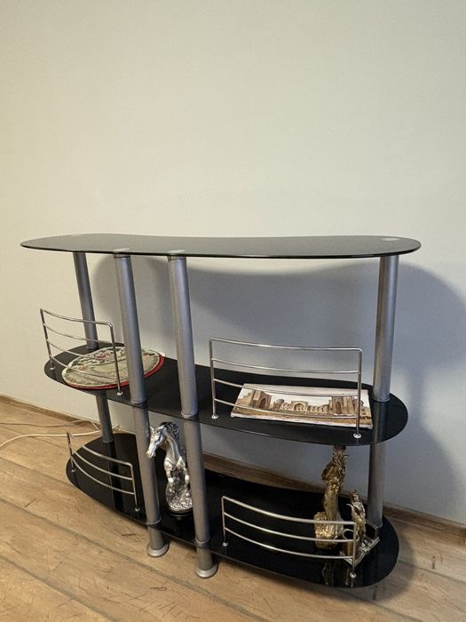 Стъклена полица.