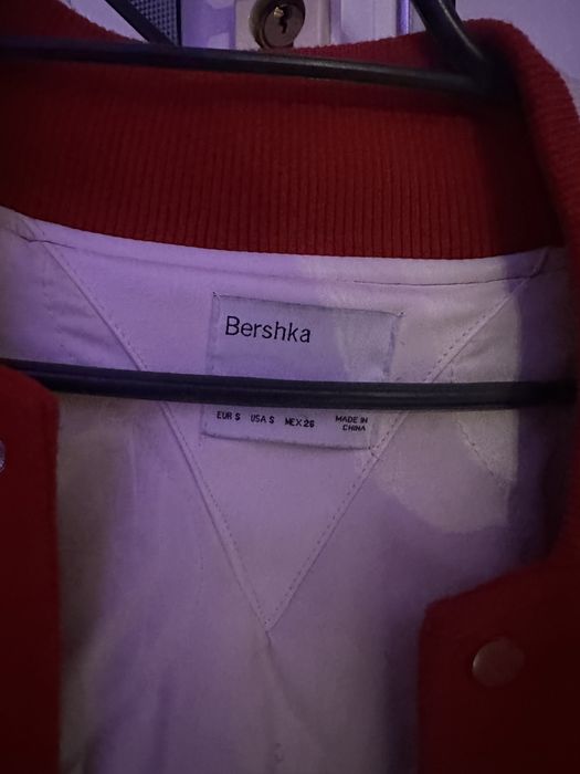 geaca bershka S rosie cu alb