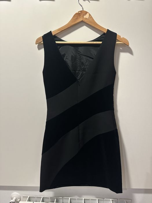 Елегантна къса черна рокля на Карен Милън