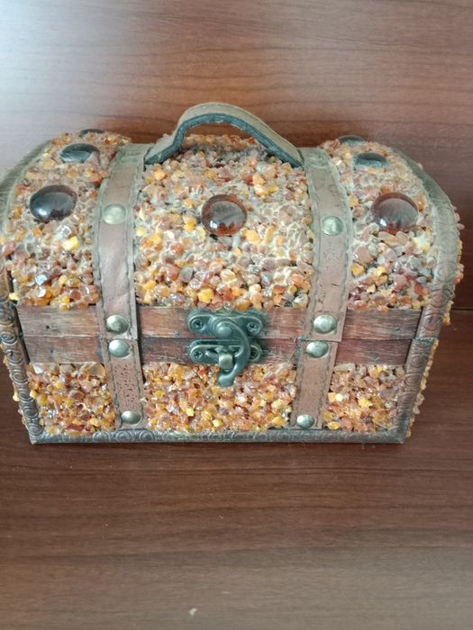 Продам янтарную шкатулку-сундучек